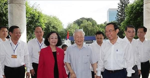 越共中央总书记阮富仲莅临并与胡志明市委常委会以及本市主要领导举行座谈会。