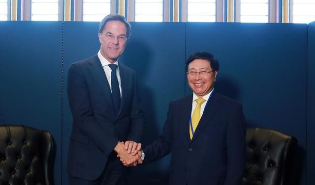 范平明副总理与荷兰首相马克·吕特握手。