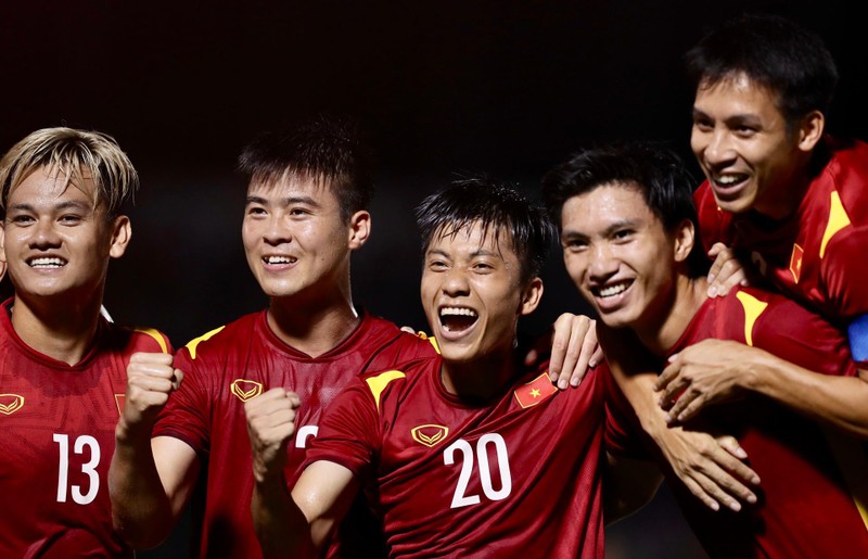 越南球员们庆祝进球。