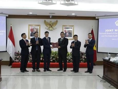 越南审计署副审计长尹英诗向印尼财政稽查署赠送纪念品。