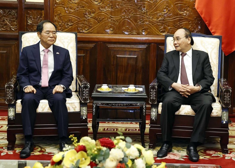 国家主席阮春福会见韩国驻越南大使朴能运。