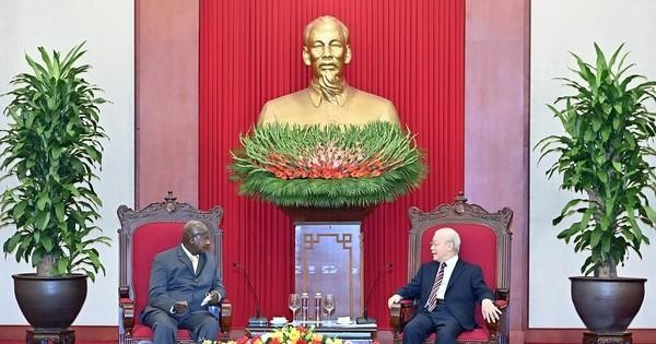 阮富仲总书记会见约韦里·卡古塔·穆塞韦尼总统。