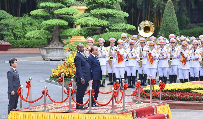 国家主席阮春福举行仪式欢迎乌干达总统正式访越。