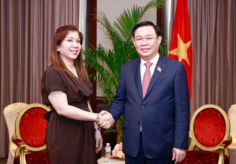 国会主席王廷惠与埃米·佩雷斯-琼女士握手。