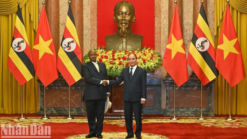 国家主席阮春福与约韦里·卡古塔·穆塞韦尼总统握手。