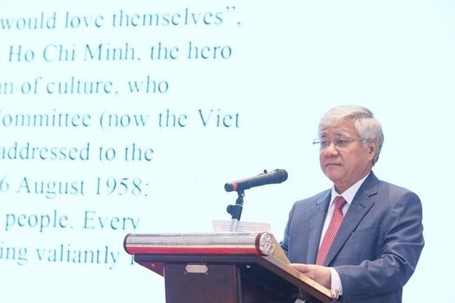 越南祖国阵线中央委员会主席杜文战在见面会上致辞。