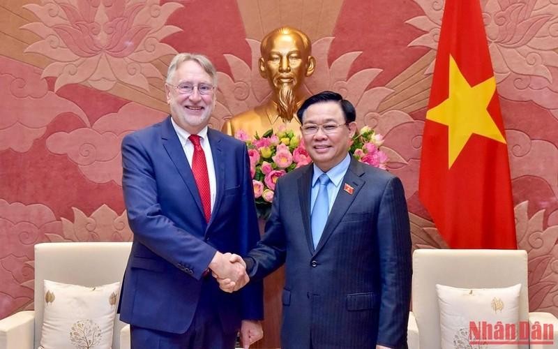 越南国会主席王廷惠会见欧洲议会国际贸易委员会主席兰格。（维玲 摄）