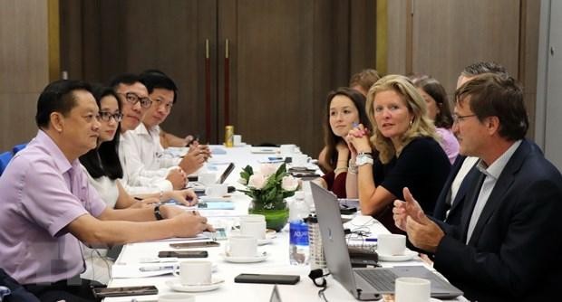 苴市人民委员会和有关厅局领导代表与荷兰驻越南副大使克里斯托弗•普罗斯伯格为团长的荷兰驻越大使馆工作代表团举行工作会谈。