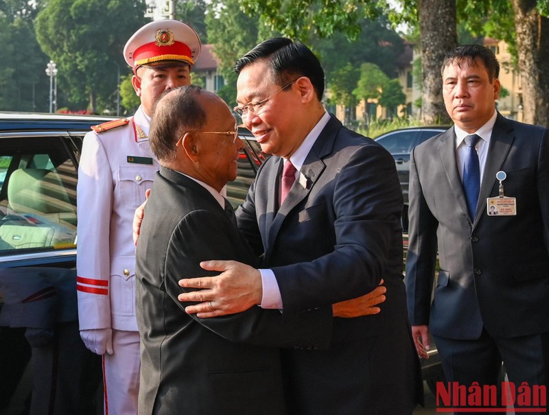 越南国会主席王廷惠热烈欢迎柬埔寨王国国会主席韩桑林正式访问越南。（维玲 摄）
