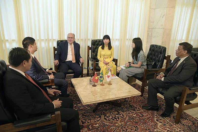 越南驻巴西大使范氏金花礼节性拜会米纳斯吉拉斯州立法委员会主席阿古斯蒂尼奥·帕特鲁斯。
