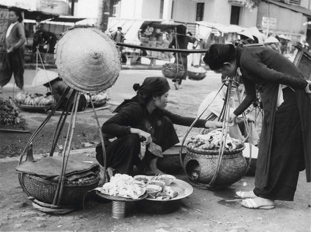 昔日河内街头上的“街头挑担子的小贩”。（图片来源：VGP）