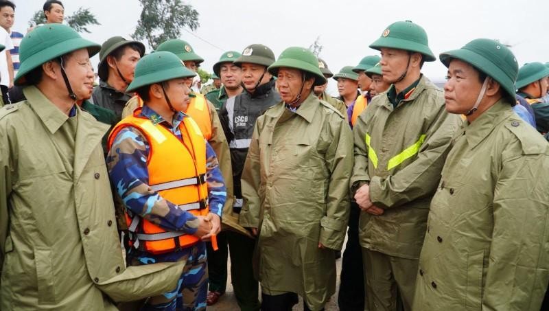 政府副总理黎文成实地视察承天顺化省富旺县富顺乡的海堤，并慰问了正在顺化市顺安坊避风的居民。