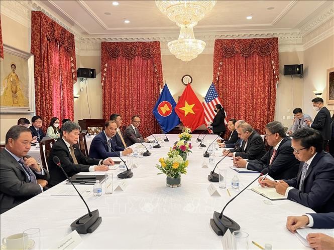 越南驻美国大使阮国勇与东盟秘书长林玉辉和在华盛顿东盟委员会举行工作会议。