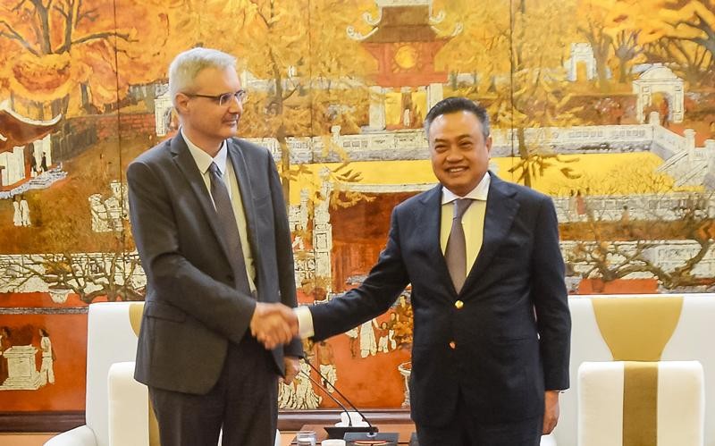 河内市人民委员会主席陈士青会见法国驻越南大使尼古拉斯·沃纳里。
