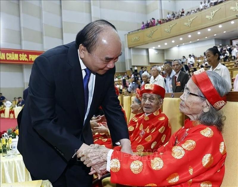 国家主席阮春福在仪式上亲切地问候老年人们。