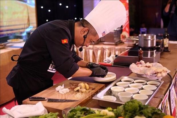 岘港厨师参加国际烹饪艺术比赛。