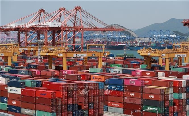 韩国釜山港的货物集装箱。（图片来源：YONHAP/TTXVN）