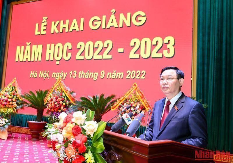 国会主席王廷惠在开学典礼上发言。