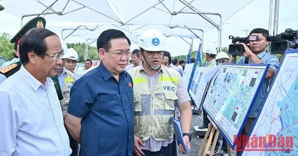 国会主席王廷惠和政府副总理黎文成检查槟力—隆城高速公路项目