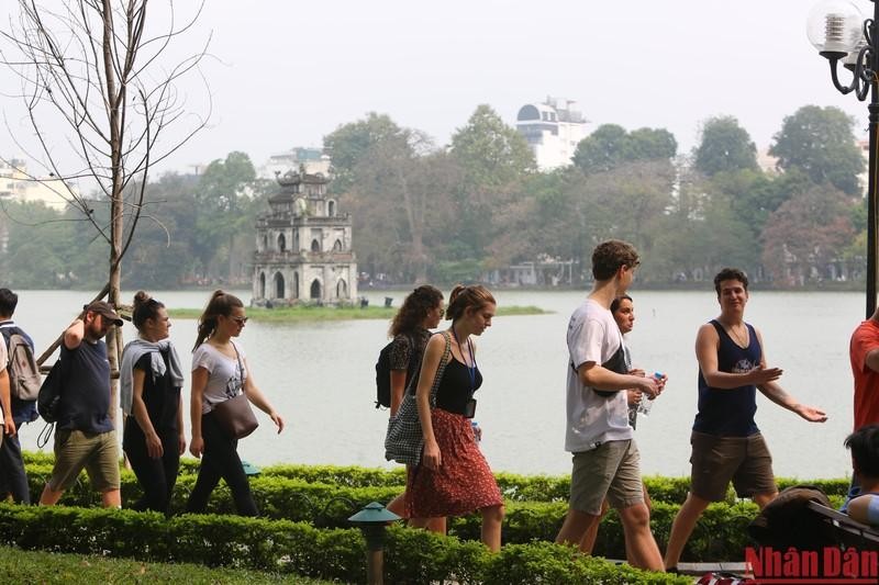外国游客参观还剑湖。