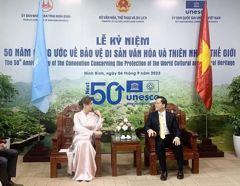 越南UNESCO国家委员会主任与UNESCO总干事。（图片来源：国际报）