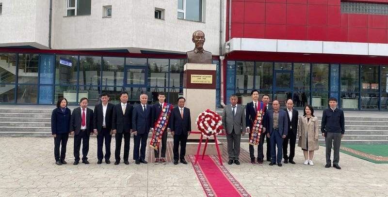 黎明欢部长与各位代表在胡志明主席塑像前合影留念。（图片来源：越南驻蒙古大使馆）