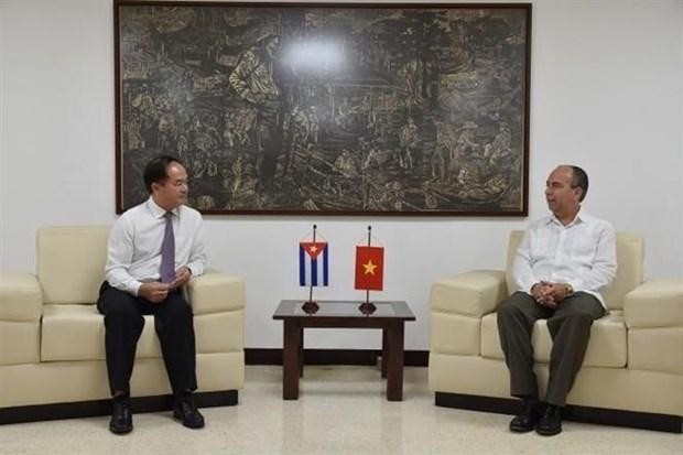 越南内务部副部长在会见古共中央书记处书记、中央意识形态部部长罗赫里奥•波兰科•富恩特斯。（图片来源：越通社）