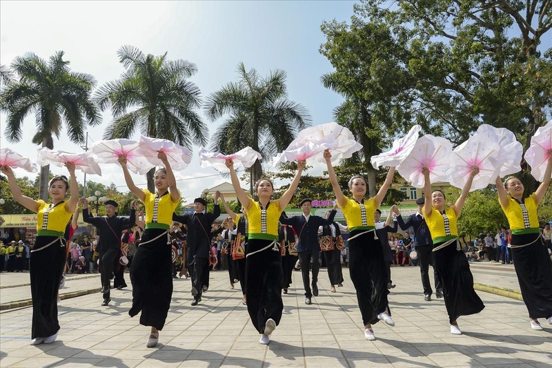 群舞艺术成为傣族群舞亲切好客的象征【图表新闻】