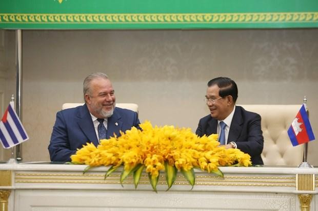 古巴总理曼努埃尔·克鲁斯和柬埔寨首相洪森。