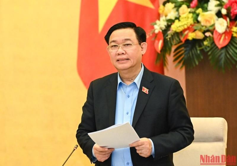 越南国会主席王廷惠在会上发表讲话。