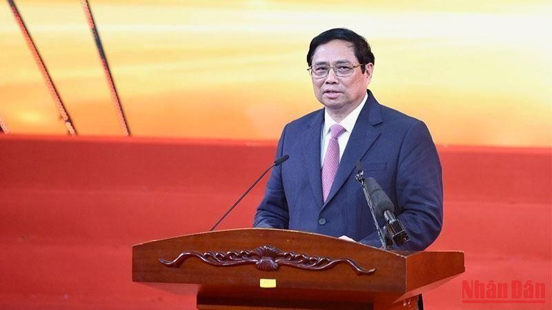 越共中央政治局委员、越南政府总理范明政在河内出席2022年越南十名优秀企业家表彰大会。