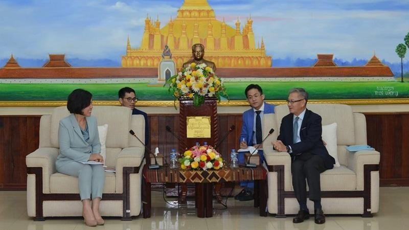 老挝中央对外部部长通沙万•丰威汉与氏黄云女士。