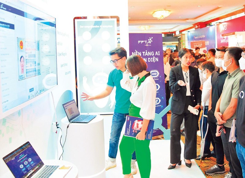 参观者在2022年越南人工智慧日上体验FPT集团的AI技术。