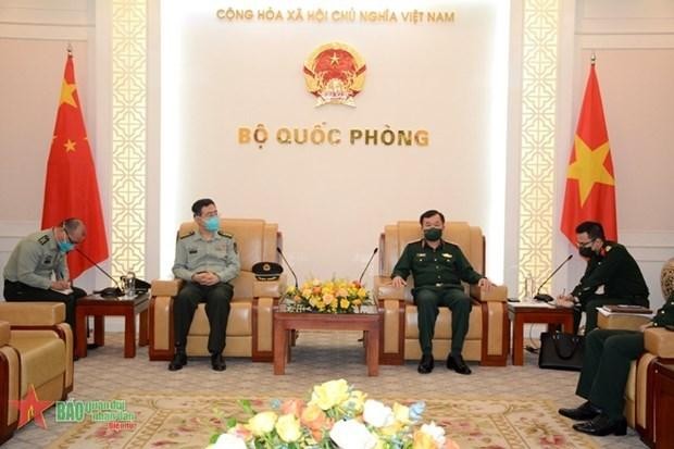越南国防部副部长黄春战上将会见了中国驻越南武官处武官潘涛大校。（图片来源：人民军队报）
