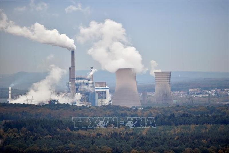 附图：法国东部圣阿沃尔德一家工厂的排放量上升。 （图片来源：法新社/越通社）