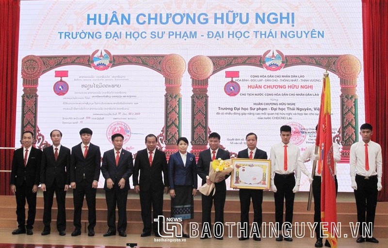 老挝教育体育部副部长苏里乌冬向太原大学旗下师范大学领导授予老挝国家友谊勋章。（图片来源：太原省报）