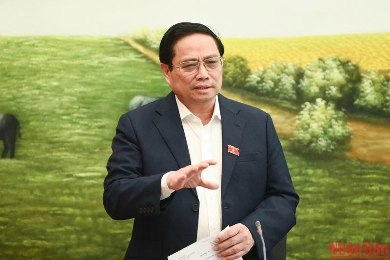 越南政府总理范明正将回答国会代表的质询。