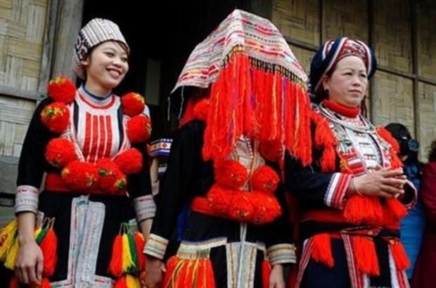 红瑶族新娘头戴红巾。