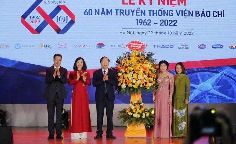 越南新闻与宣传学院领导送花祝贺新闻院传统日60周年。