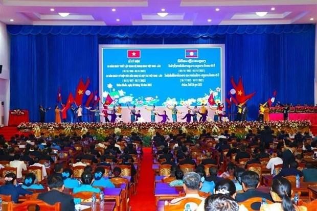 在老挝甘蒙省举行庆祝两国友谊的艺术节目。