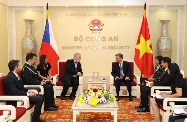 越南公安部长苏林大将会见捷克驻越南特命全权大使海尼克·克莫尼切克。（图片来源：越通社）