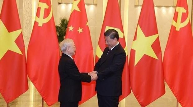 越共中央总书记阮富仲与中共中央总书记、中国国家主席习近平亲切握手。（图片来源：越通社）