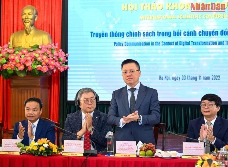 越南《人民报》社总编辑黎国明等代表主持研讨会。（图片来源：维灵 摄）