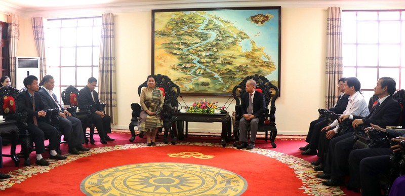 承天顺化省省委会见老挝占巴塞省建国阵线委员会代表团。