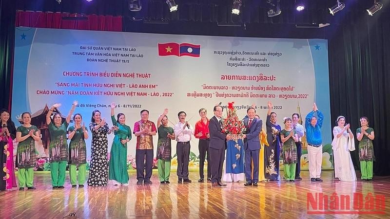 越南驻老挝大使阮伯雄向艺术家们送花祝贺。