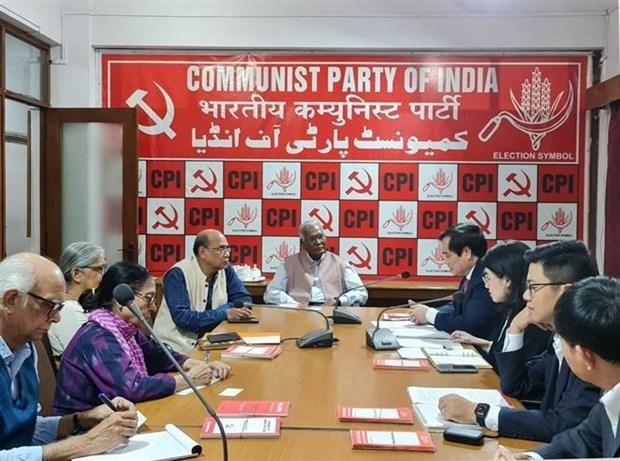 潘春水一行礼节性拜会印度共产党总书记。（图片来源：越通社）