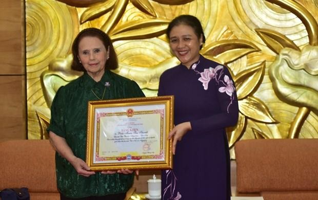 阮芳娥女士向阿越文化研究院院长波尔迪·索萨授予奖状。（图片来源：越通社）