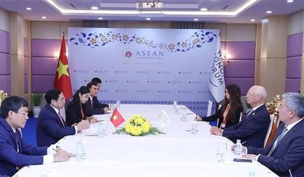 越南政府总理范明正会见世界经济论坛创始人兼执行主席克劳斯·施瓦布。（图片来源：越通社）