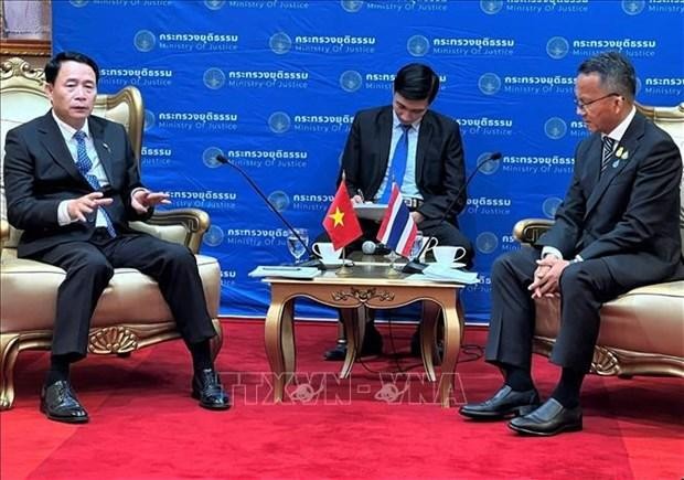 公安部副部长黎国雄中将与泰国司法部长颂萨举行工作会谈。（图片论坛：越通社）