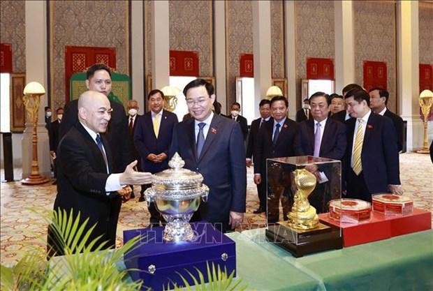 越南国会主席王廷惠与柬埔寨国王西哈莫尼互换礼品。（图片来源：越通社）